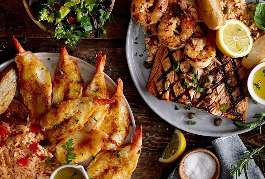 Options de plateau de poissons et de fruits de mer avec saumon patate riz persil crevettes panées plat manger grecque